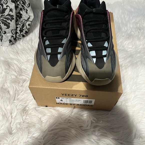 Yeezy 700 V3 “fade copper” - Picture 2 of 5